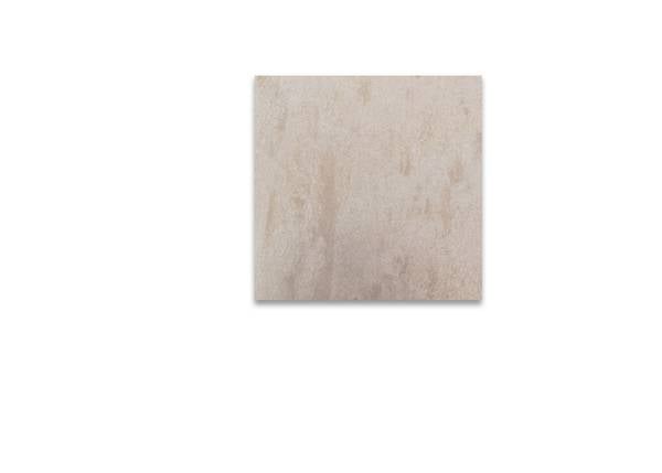Kvadratisk, beige kakel med subtil stenstruktur, centralt placerad på vit bakgrund.