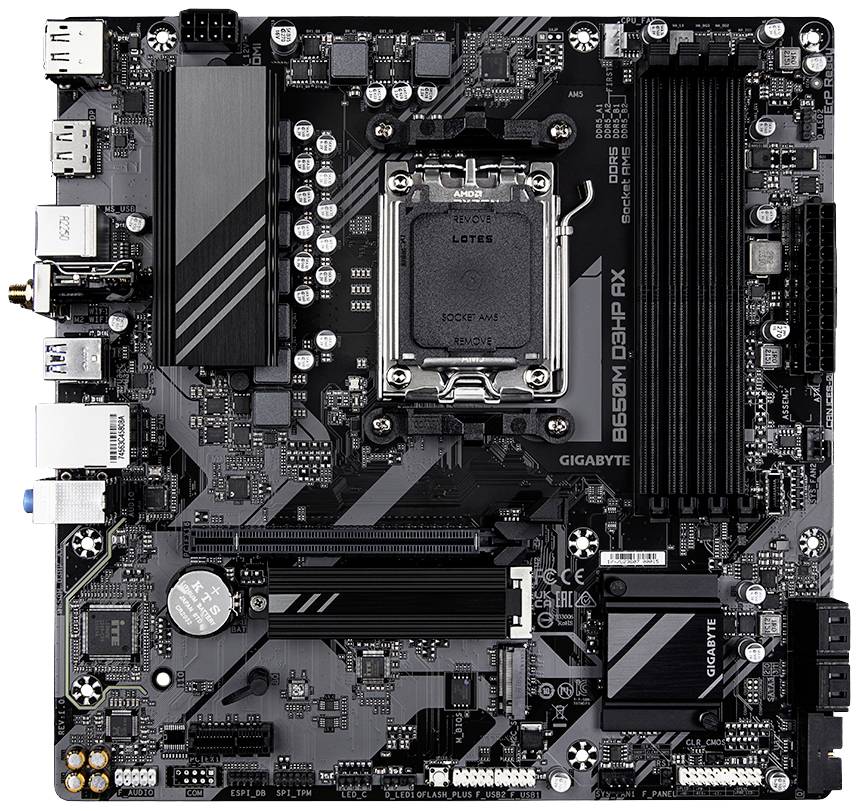 Moderkort i närbild. Flera PCIe-platser, RAM-platser och processor-sockel synliga. Varumärket 'GIGABYTE' tryckt på kortet.