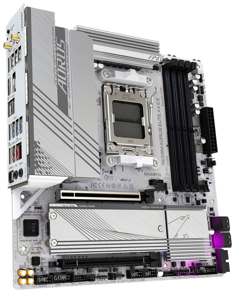 Ett moderkort med olika kortplatser och anslutningar för processor, RAM och expansionskort. Varumärkets logotyp längst upp till vänster.