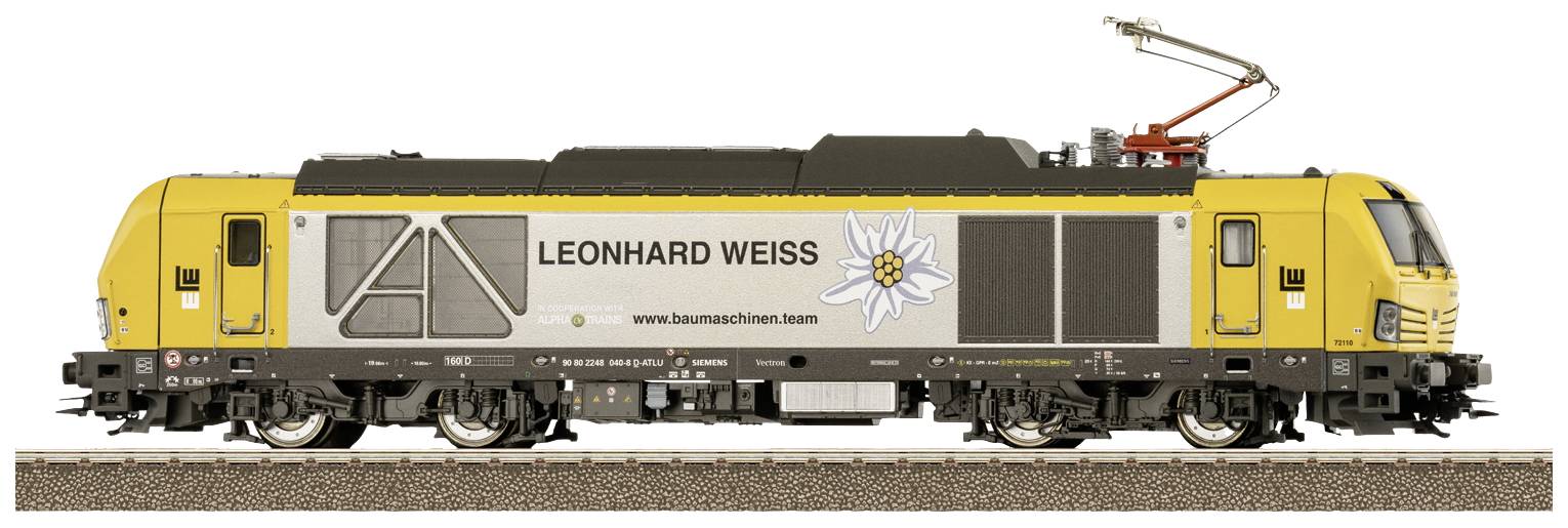 Gul och grå elektriskt lok med texten 'Leonhard Weiss'. Står på ett spår. Kontaktledning synlig. Företaget 'LEONHARD WEISS'.