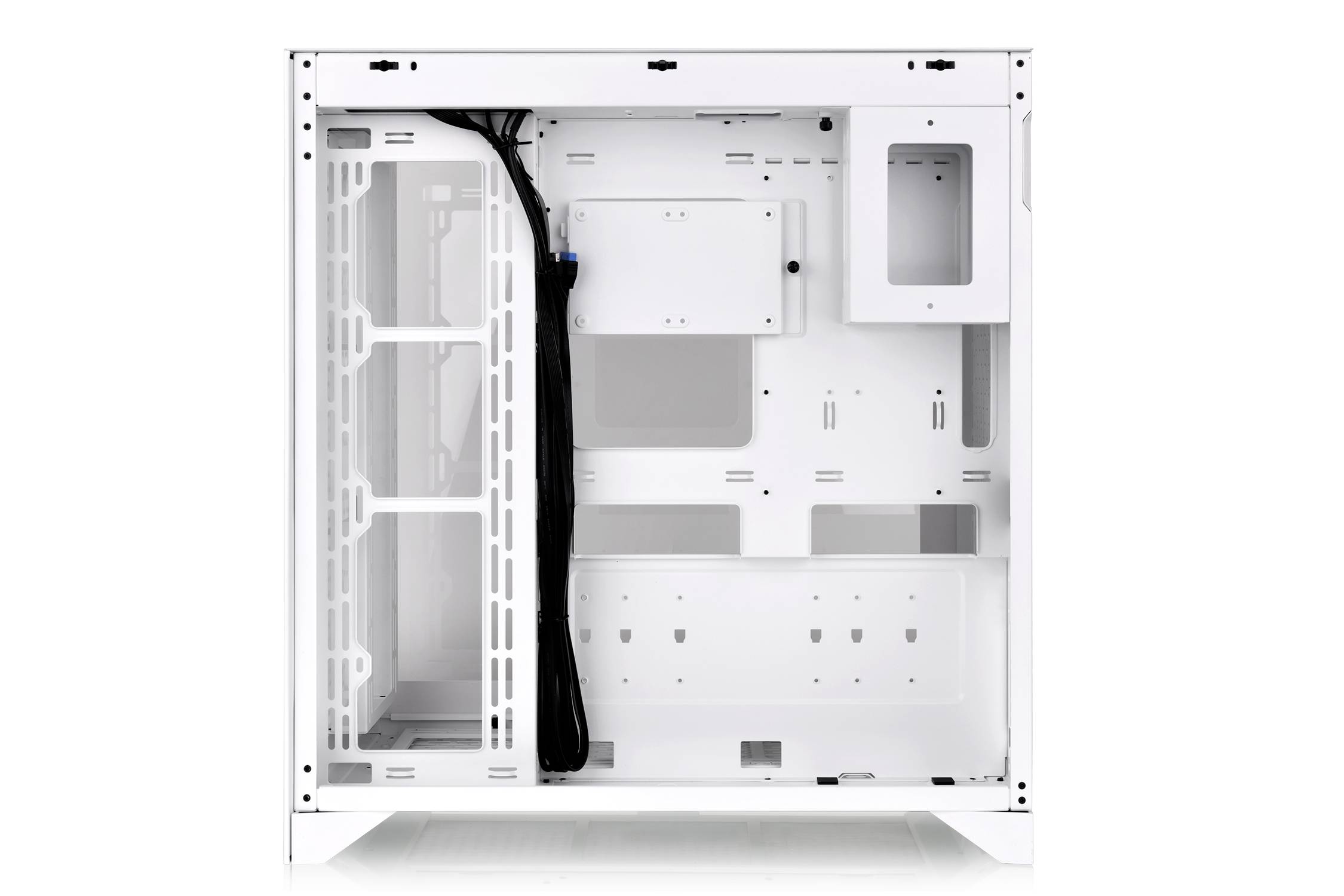 Vitt datorhölje med öppen frontpanel som visar interiören med kabelhantering och fästen för hårdvarukomponenter.