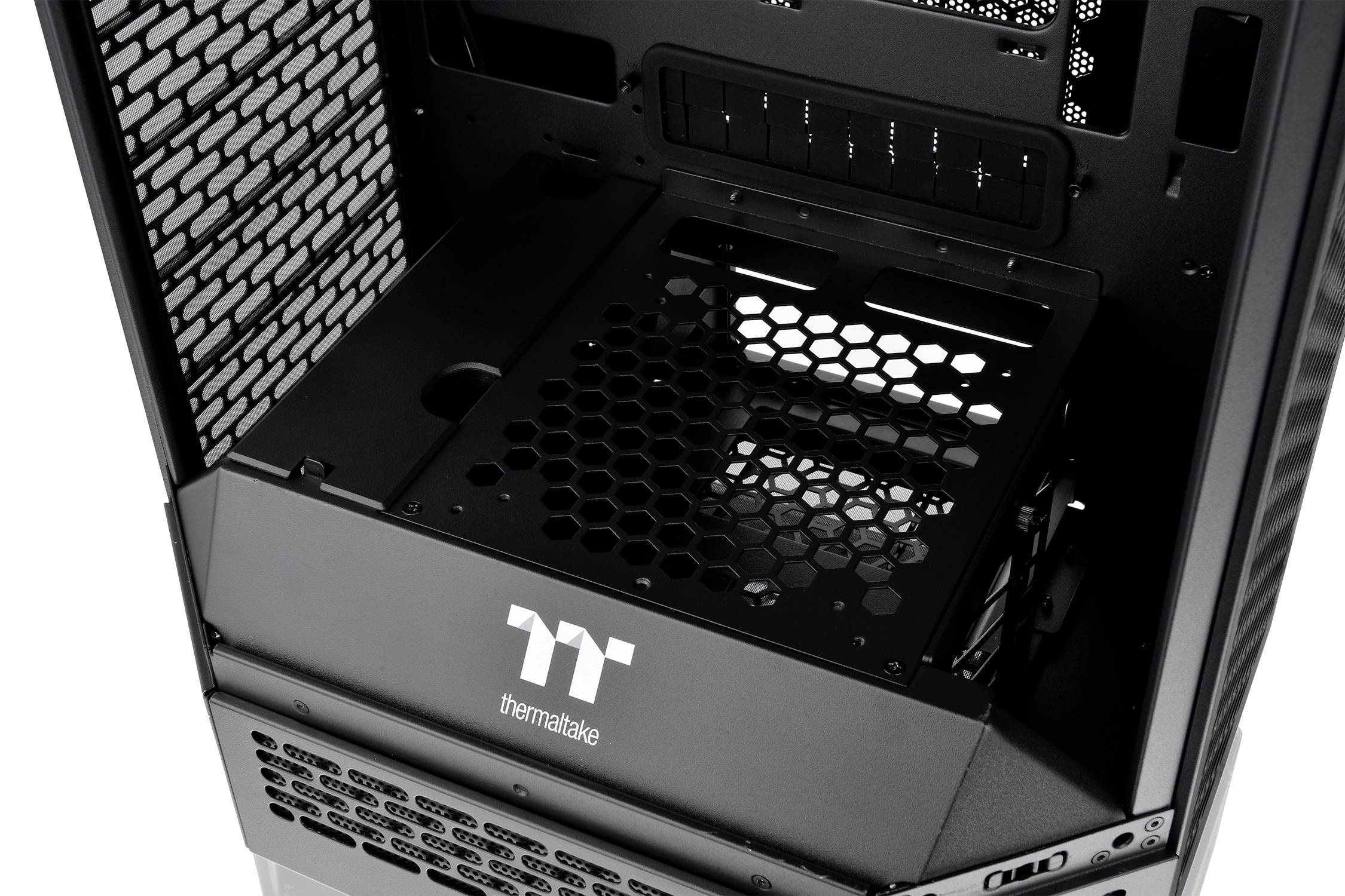Ett öppet PC-hölje med synligt innerutrymme, ventilationsgaller och Thermaltake-logotypen. Perfekt för PC-byggprojekt.
