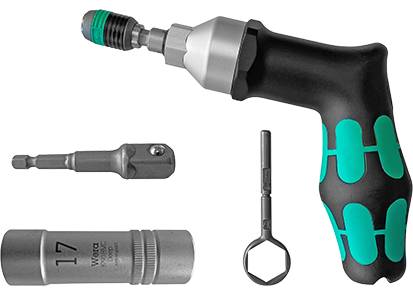 Närbild av en elektrisk slagskruvmejsel med tillbehör: adapter, skruvmejselinsats och bitshållare. Ergonomiskt handtag synligt.