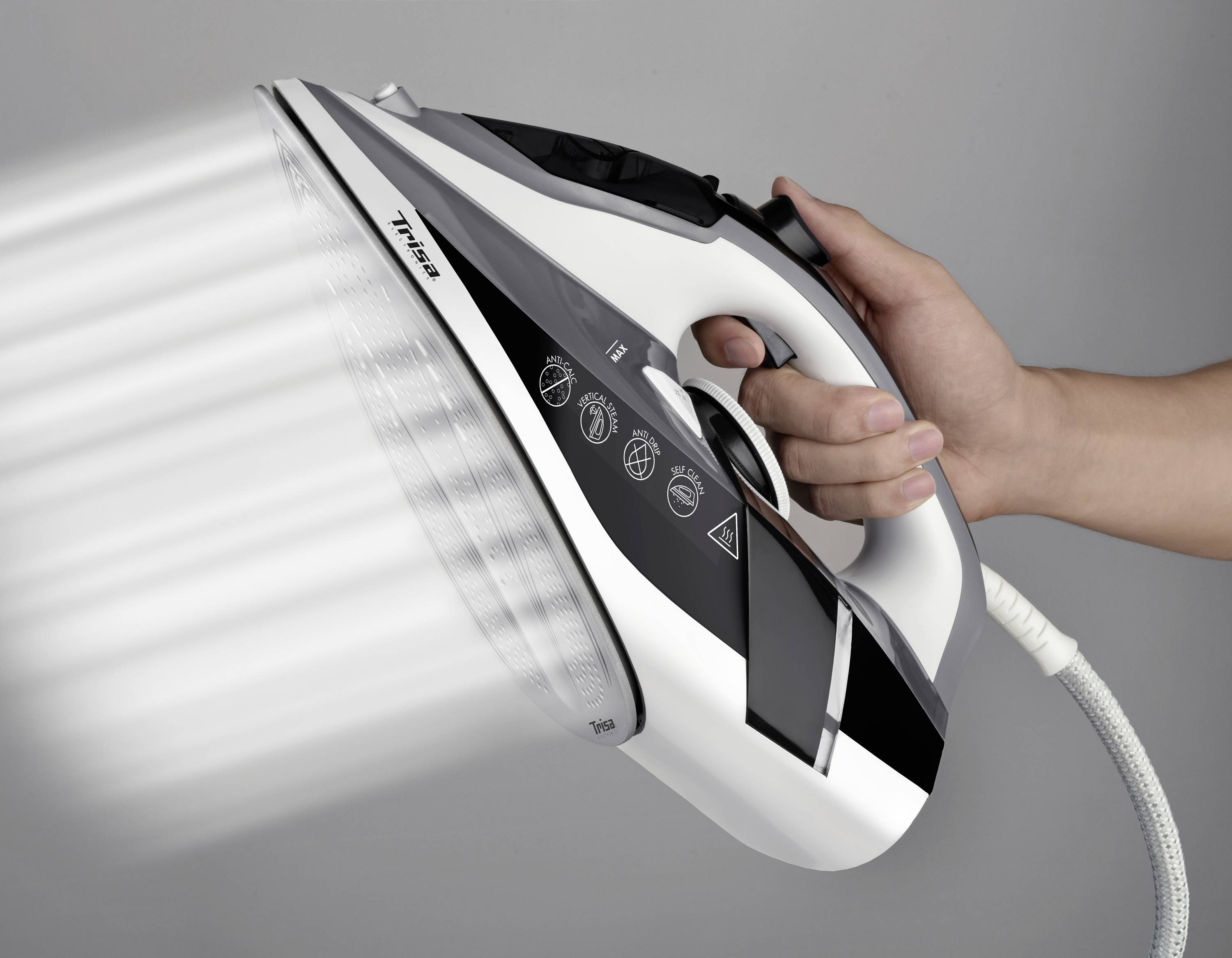 En hand håller ett ångstrykjärn, där kraftig ånga strömmar ut.