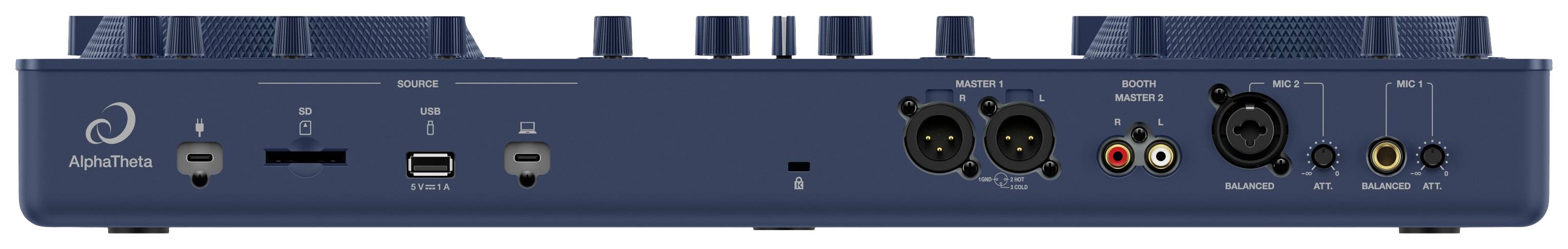 Baksidan av en ljudenhet med olika anslutningar som USB, XLR, RCA och hörlursuttag, på ett blått hölje.