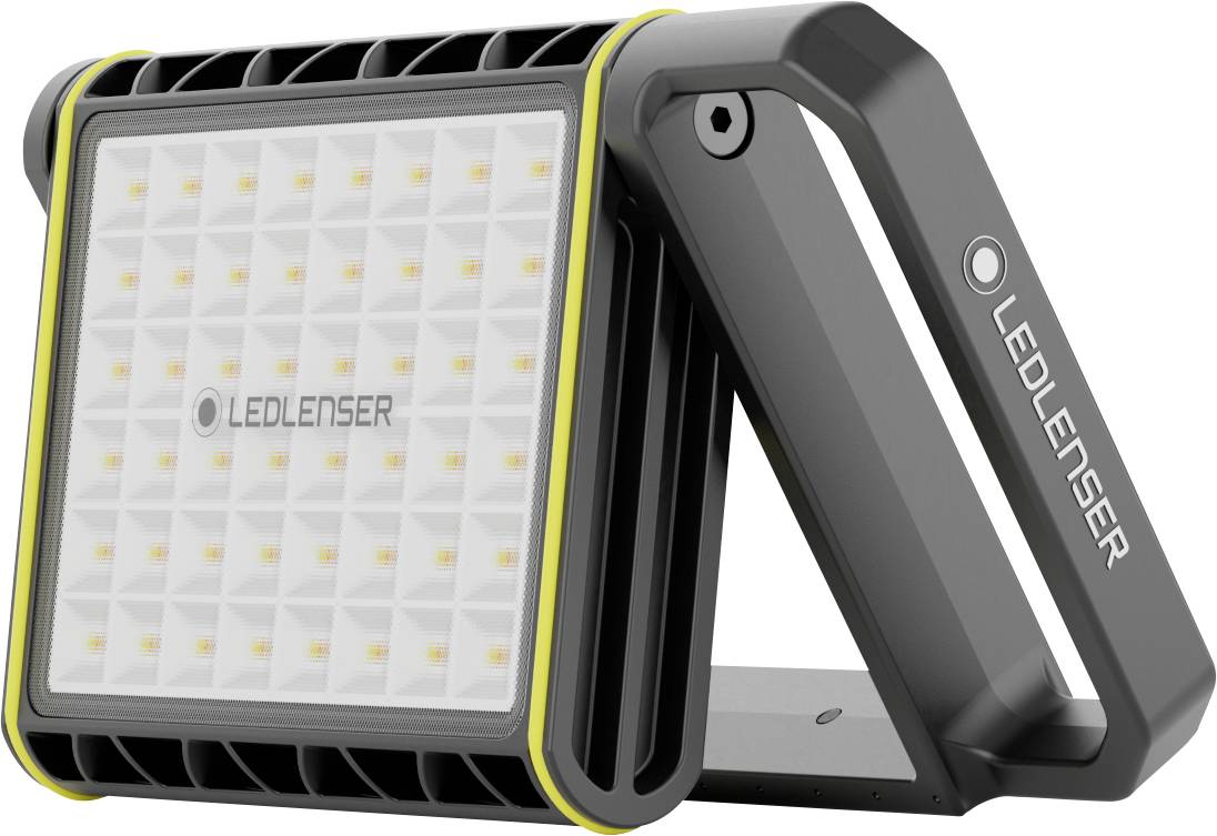 Bärbar LED-lampa från Ledlenser med kvadratisk ljusyta och robust, svart hölje. Idealisk för utomhusbruk.