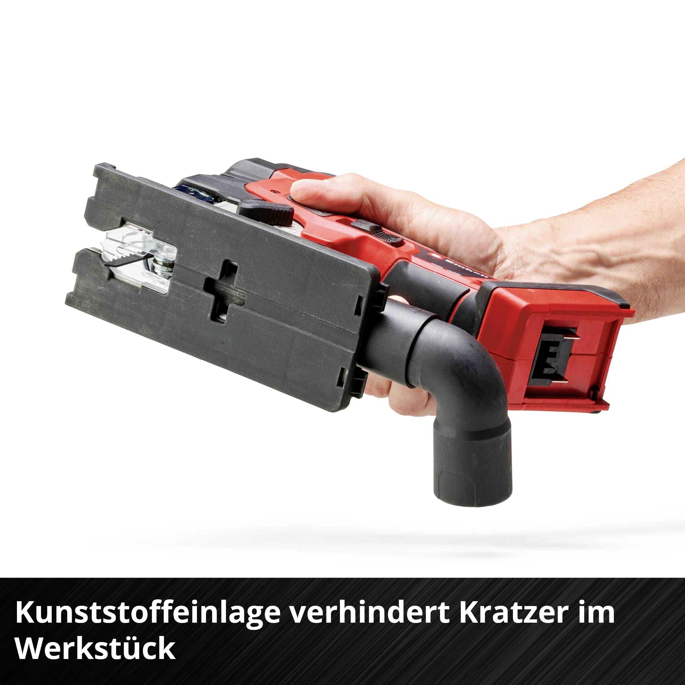 En hand håller ett verktyg med svart och rött hölje. 'Plastinsatser förhindrar repor på arbetsstycket' står nedanför.