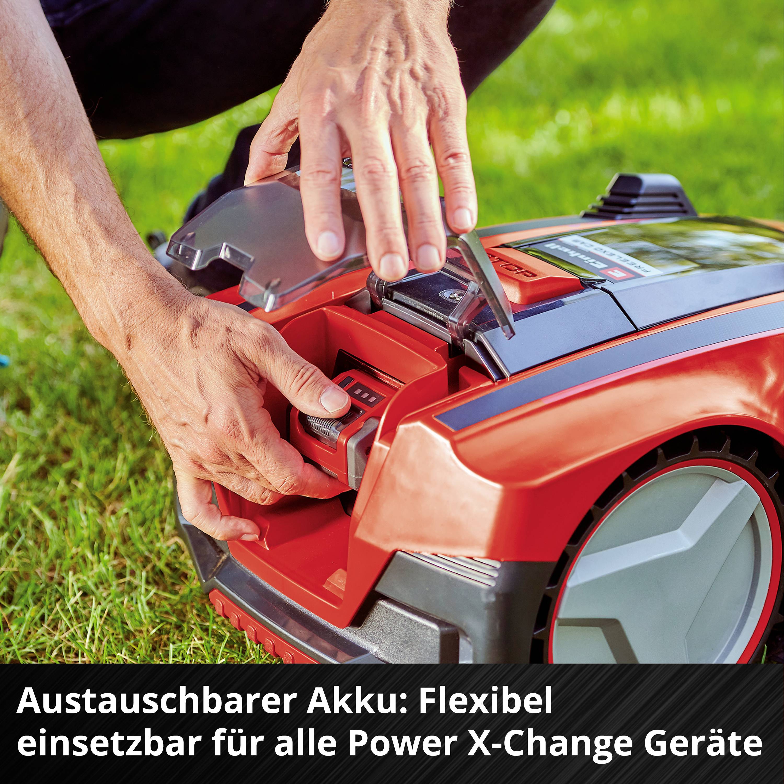En person byter batteriet på en gräsklippare på en äng. Inskrift: 'Utbytbart batteri: Flexibelt användbart för alla Power X-Change-enheter'.
