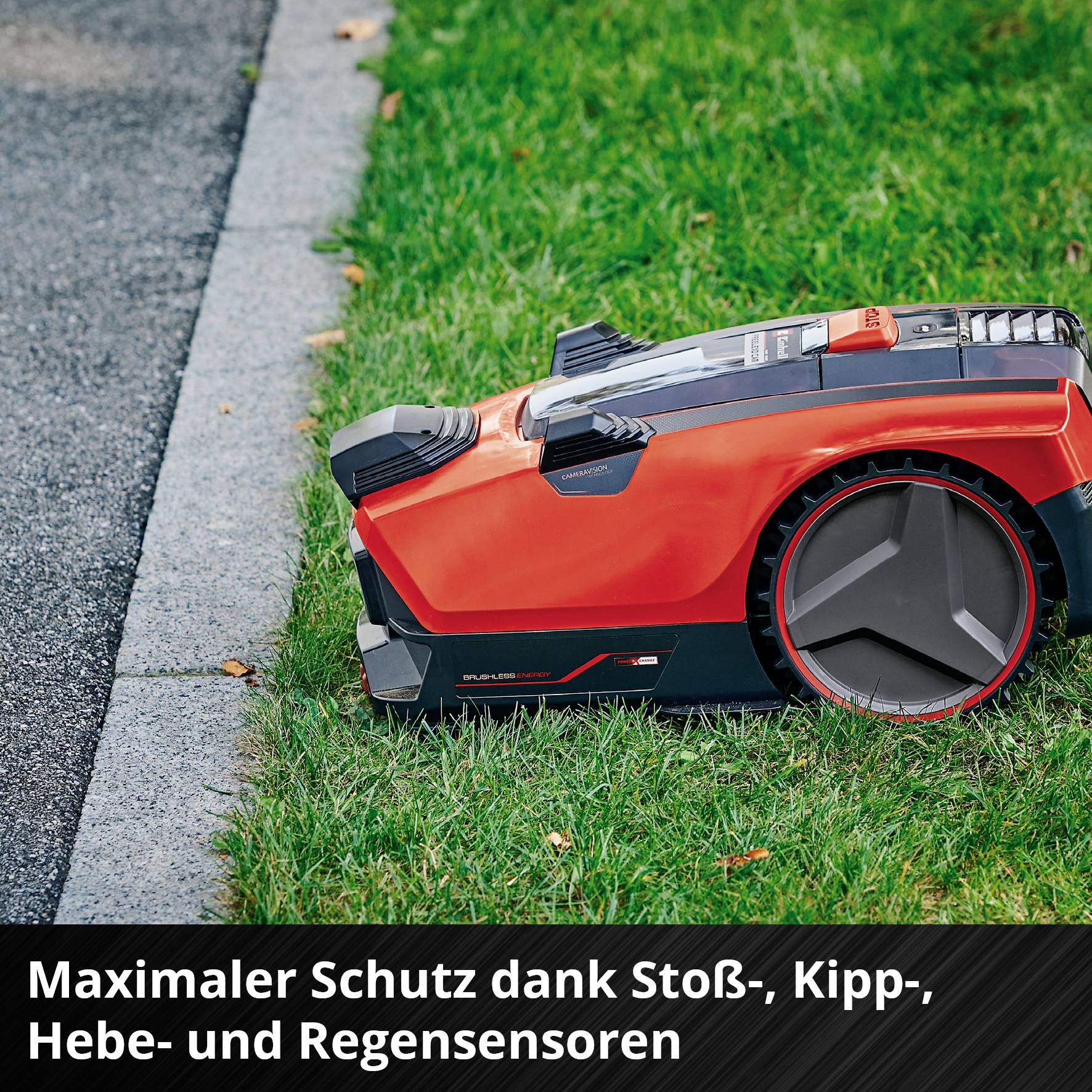 En röd robotgräsklippare med sensorer rör sig längs kanten av en gräsmatta. Text på bilden beskriver skyddsfunktioner: 'Maximalt skydd tack vare stöt-, lutnings-, lyft- och regnsensorer'.