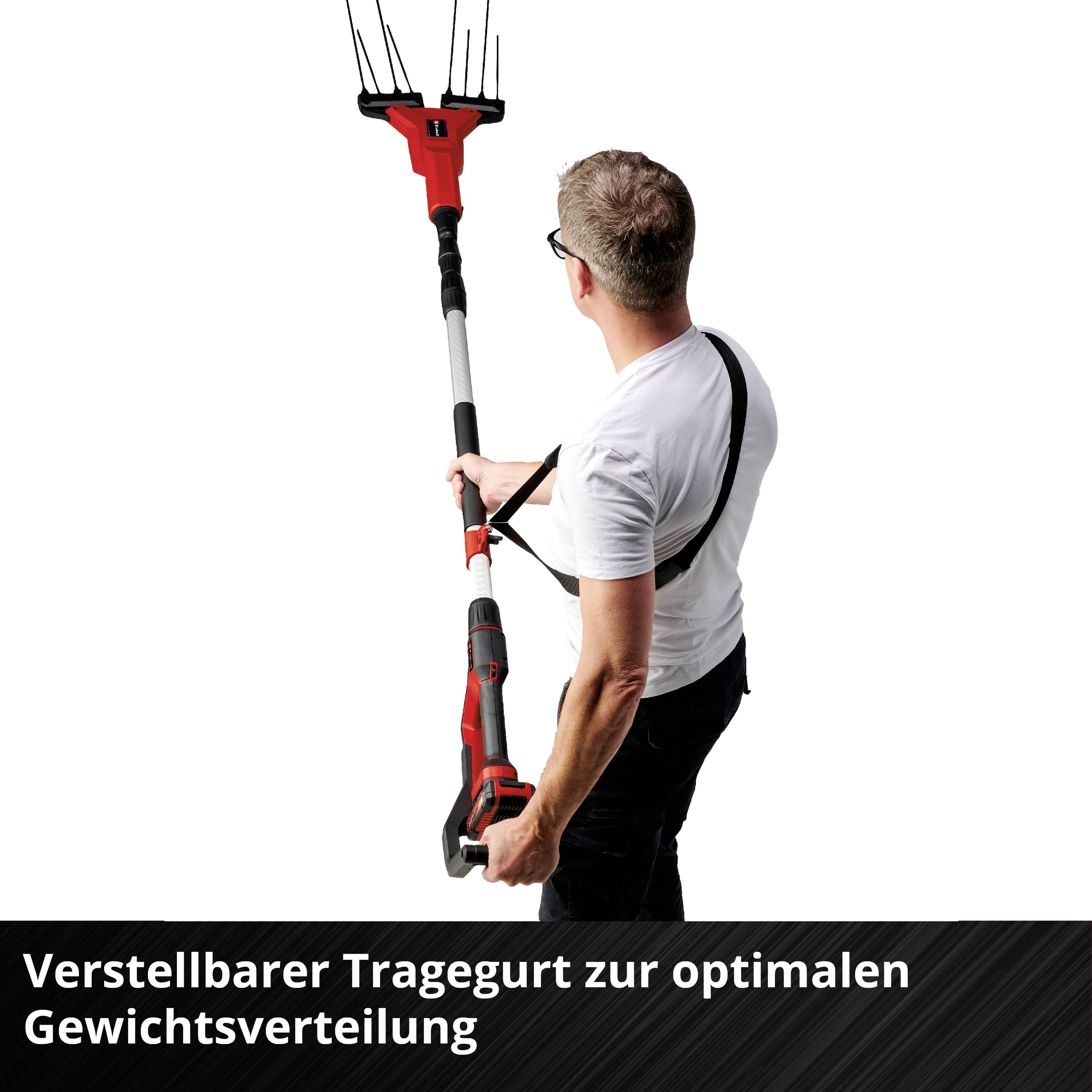 En man använder ett justerbart bärband med trädgårdsverktyg för optimal viktfördelning, för att underlätta hanteringen.