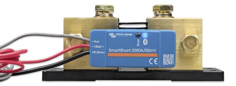 En SmartShunt 2000A/50mV från Victron Energy, ansluten med kablar, monterad på ett fäste. Lämplig för strömövervakning i solsystem.