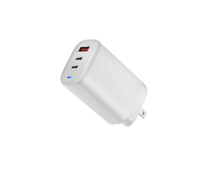 En vit laddare med tre USB-portar, två USB-C och en USB-A, och en blå LED-indikator på sidan.