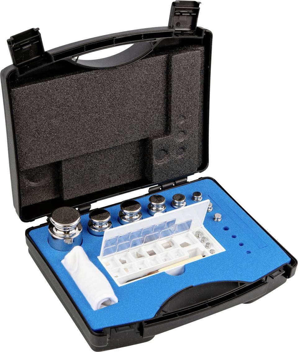 En öppen väska med viktuppsättning och tillbehör på blå skuminsats. Innehåller olika metallvikter och verktyg.