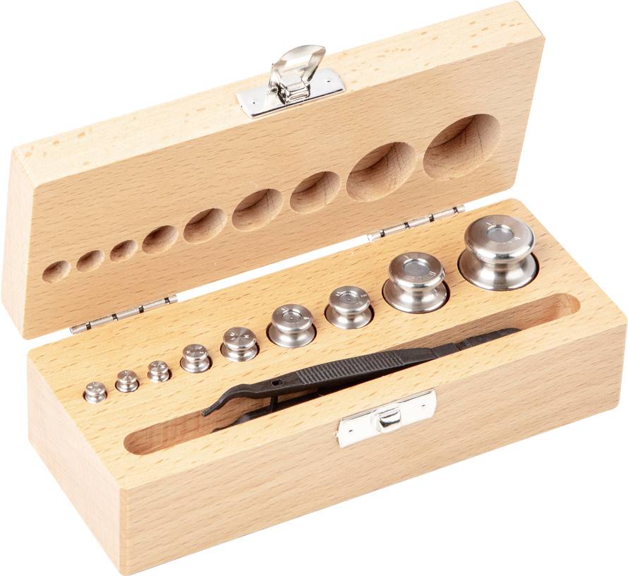 En träbox med öppet lock visar tolv metallvikter i olika storlekar och en pincett.