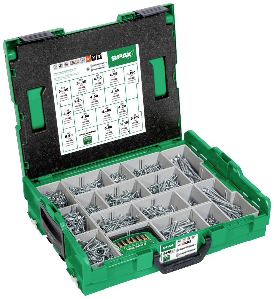 Grön väska med öppna fack fulla av olika skruvar, bredvid en etikett med storleksangivelser. Innehåller diverse skruvsorter.