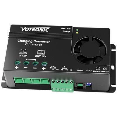 Laddare Votronic VCC 1212-30 visar 'IN 12V' och 'OUT 12V'. LED-lampor för batteristatus: full, laddning. Tillverkare: Tyskland.