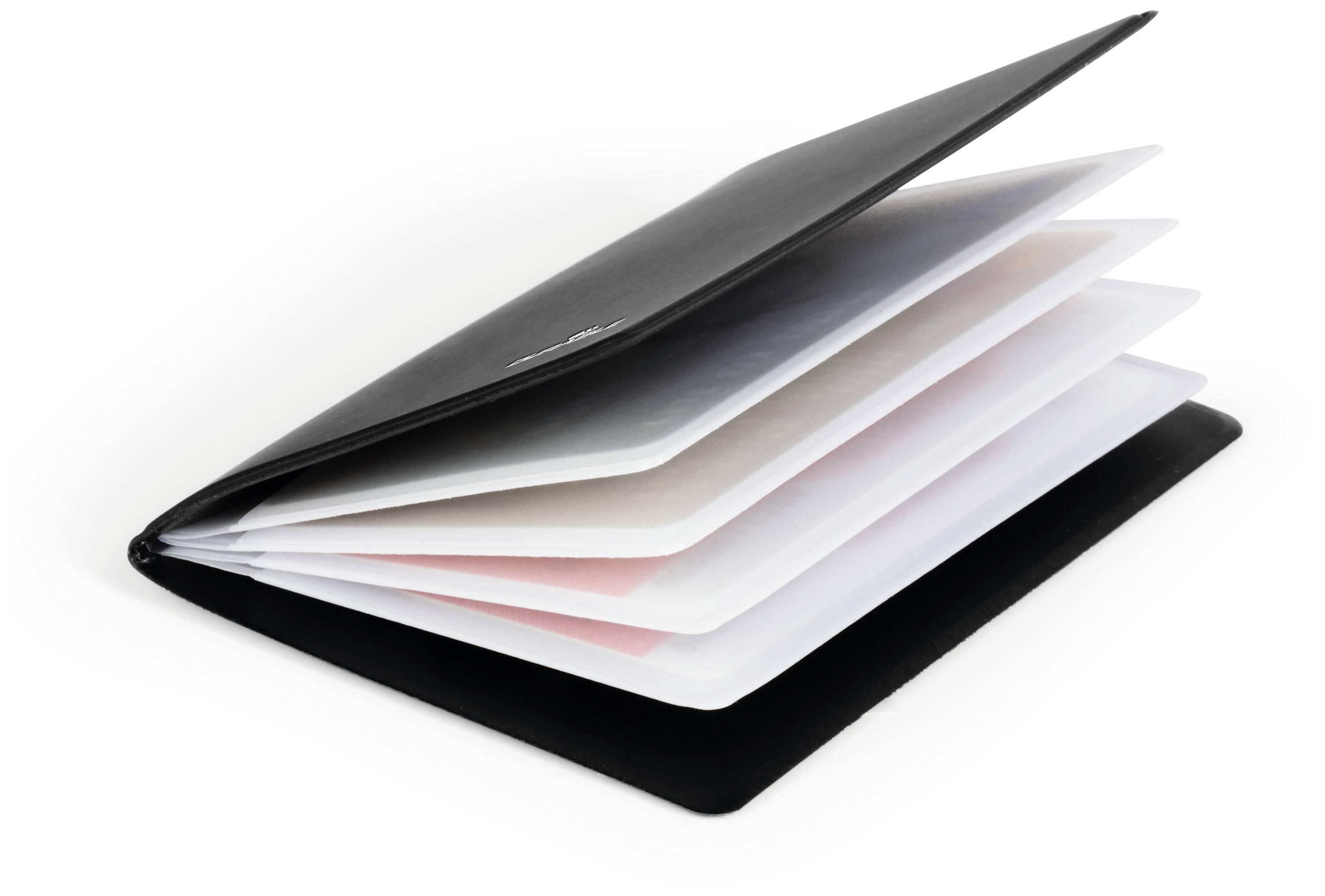 En öppen svart pärm med flera transparenta plastfickor, delvis synliga i vitt och rosa, för dokumentförvaring.