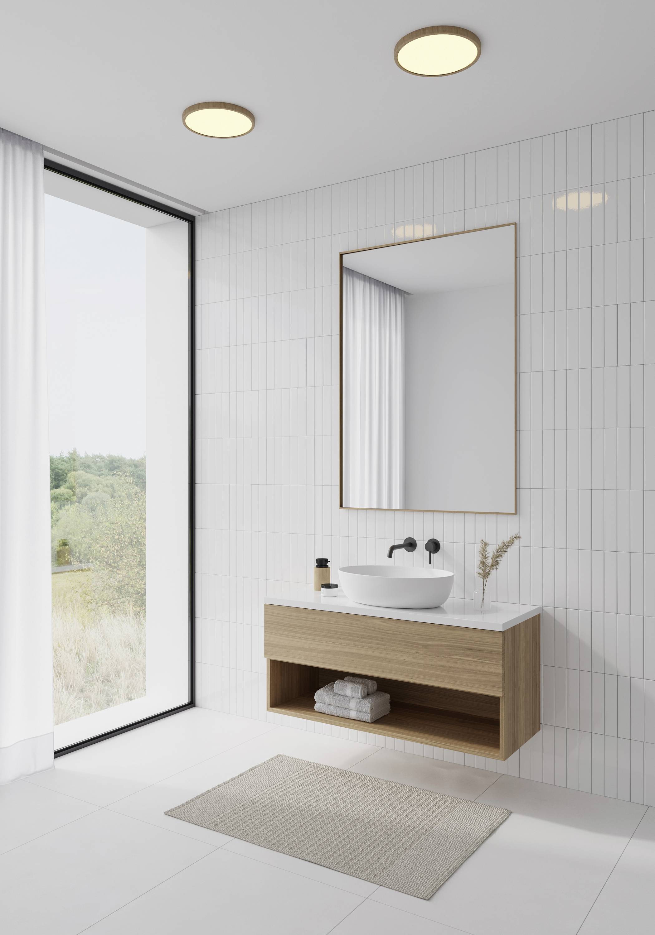 Modernt badrum med ljus design. En kantig spegel hänger över ett handfat med träunderskåp. Stort fönster med utsikt utåt.
