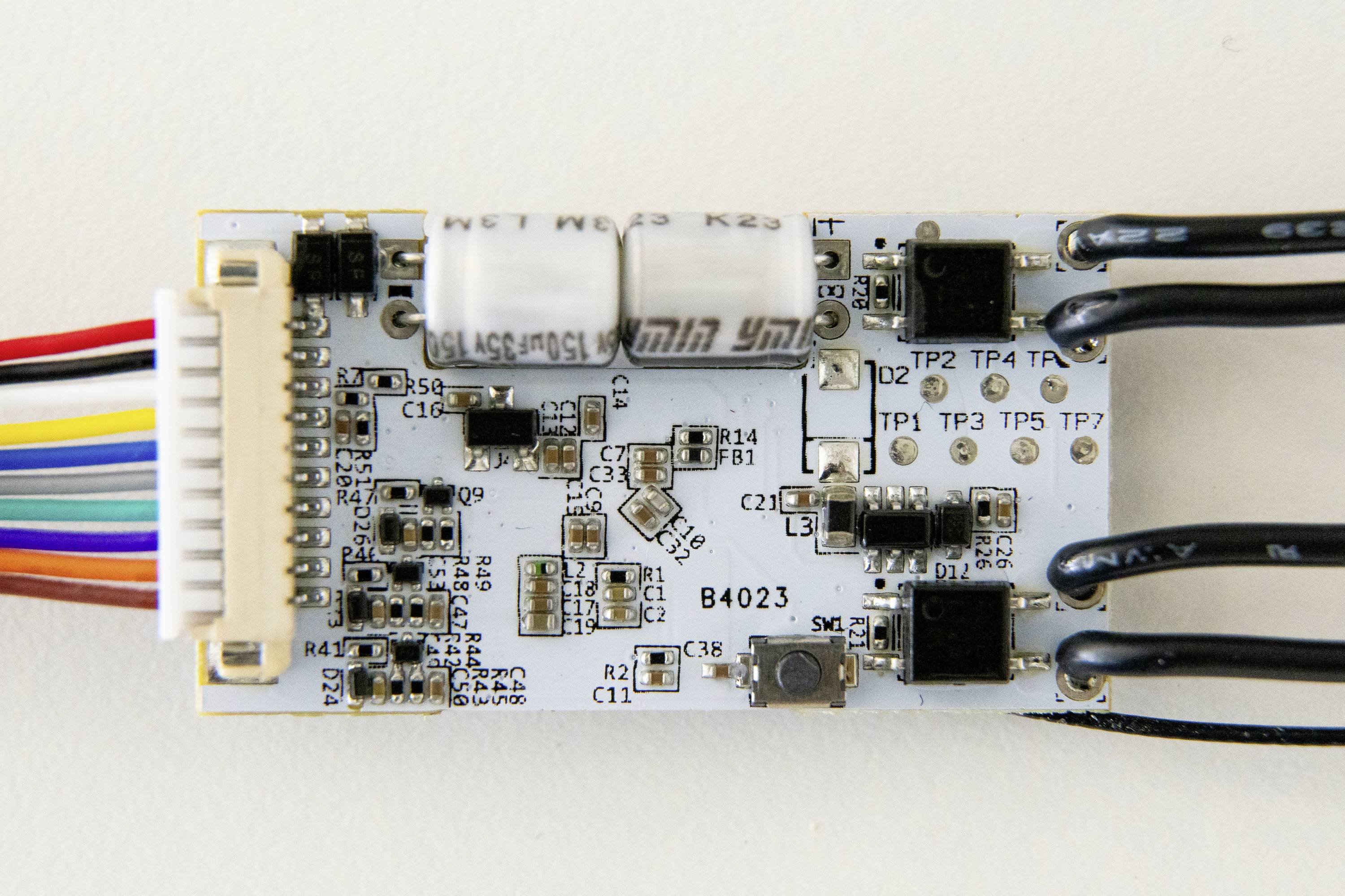 En elektronisk kretskort med olika komponenter och kablanslutningar. Ett informationsflöde eller kopplingsreglering illustreras.