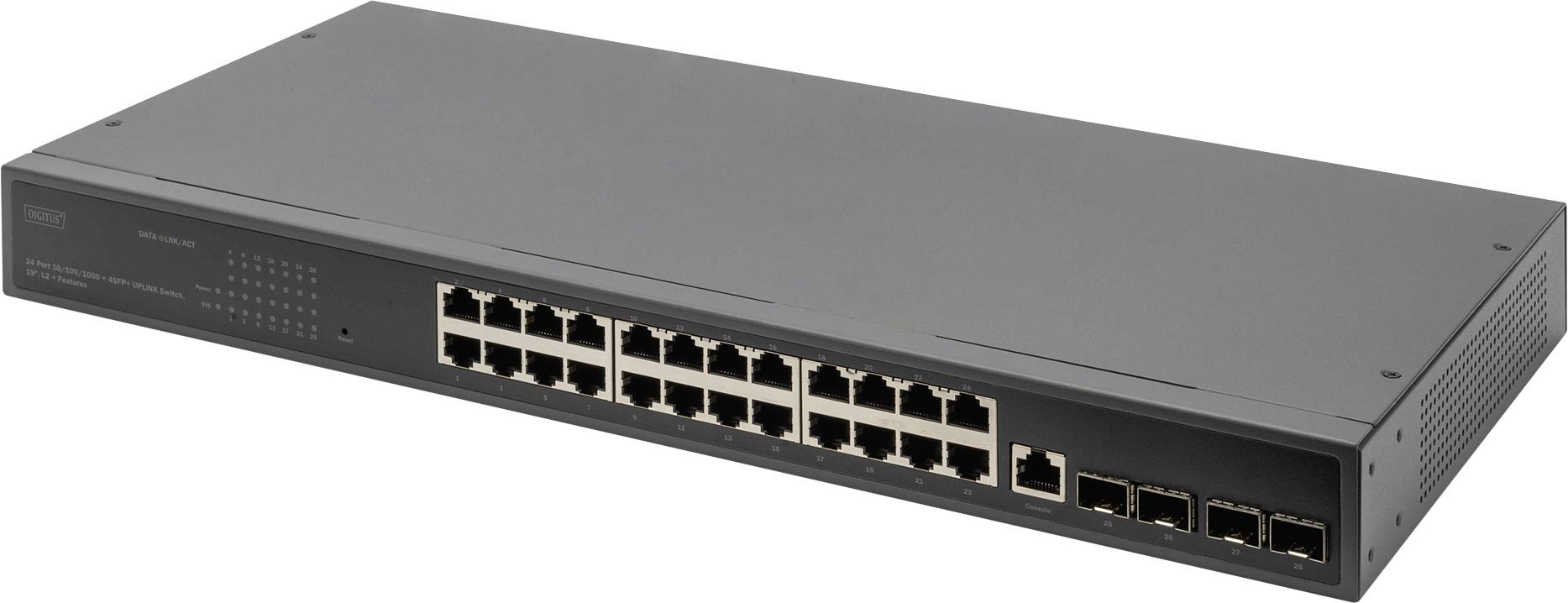 En svart nätverksswitch med 24 Ethernet-portar och fyra extra portar för fiberanslutningar, liggande på en yta.