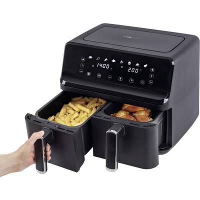 Två fritöskorg i en luftfritös med pommes frites och kycklingbitar, displayen visar 200 grader och 14:00 minuter. En hand drar ut en av korgarna.