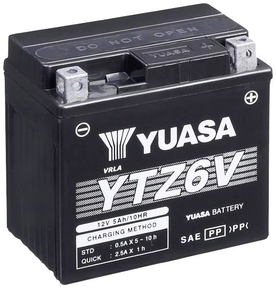 En svart motorcykelbatteri från märket Yuasa, modell YTZ6V, med en kapacitet på 12V och 5 Ah.
