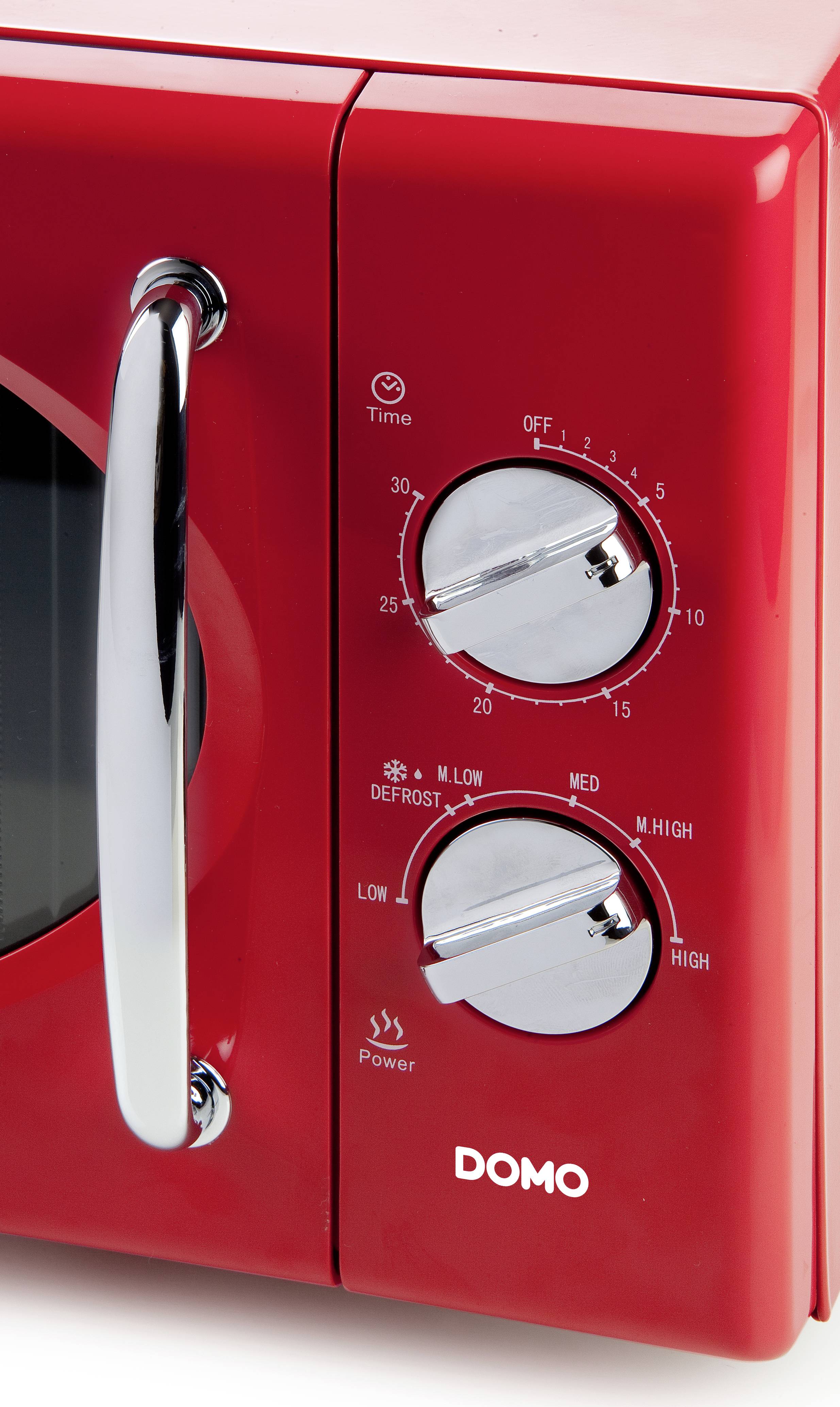 Röd mikrovågsugn med två silverfärgade vred för tids- och effektinställning. Märket 'DOMO' syns på framsidan.