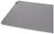 Ett stort, grått musmatta med diskret logotyp i hörnet, lämplig för skrivbord, erbjuder en slät yta för exakta musrörelser.