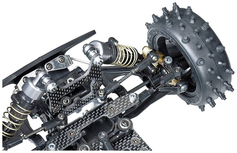 Närbild av ett komplext drivsystem med stötdämpare och ett specialdäck med spikar för en radiосtyr bil.