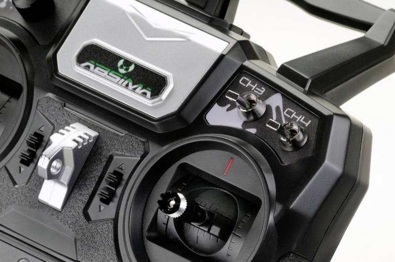 Närbild av en svart fjärrkontroll med flera knappar och en silverfärgad spak. Högst upp ett grönt logotyp.