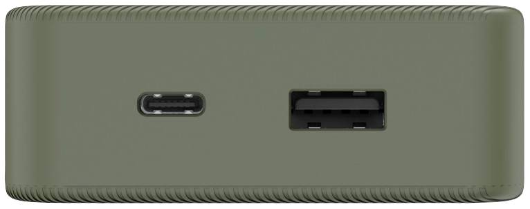 En powerbank i olivgrön färg med en USB-C- och en USB-A-port på sidan.