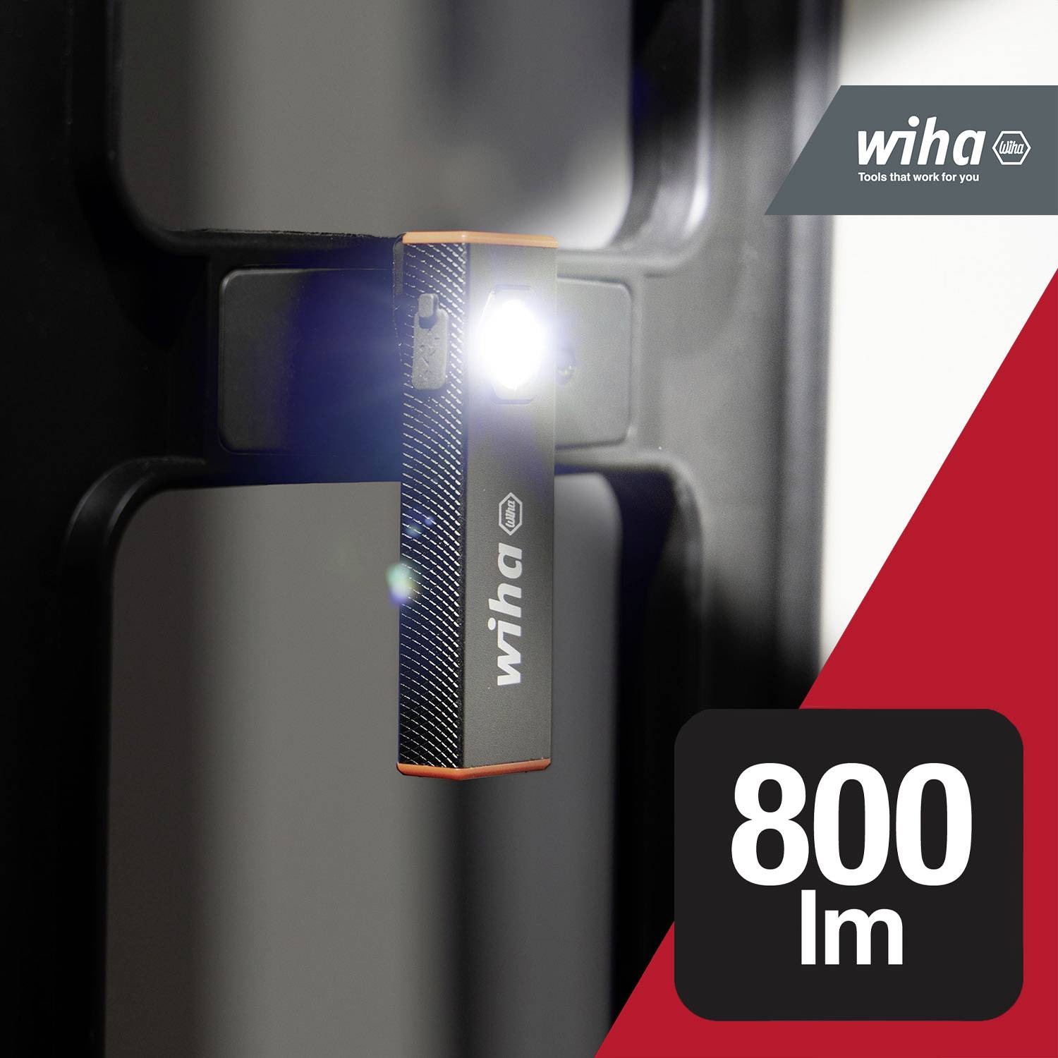 En bärbar arbetslampa från Wiha med 800 lumen, monterad på en metallram. Uppe till höger syns Wiha-logotypen.