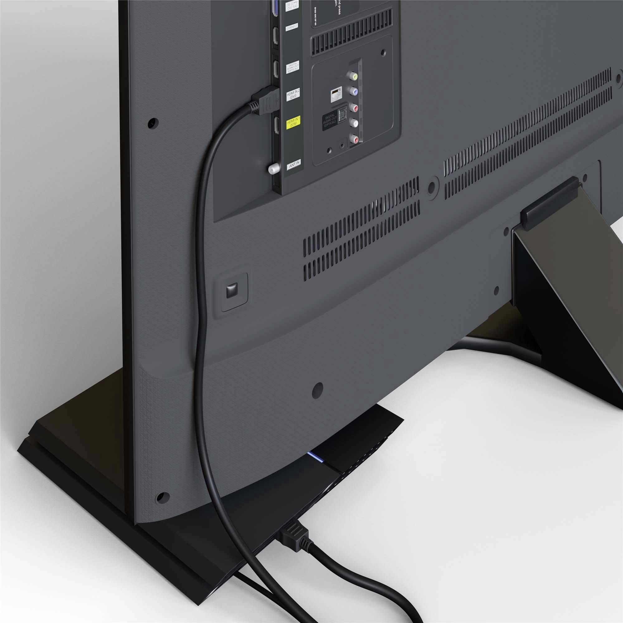 Baksidan av en TV visar flera anslutningar, inklusive HDMI- och USB-portar, samt en ansluten nätverkskabel.