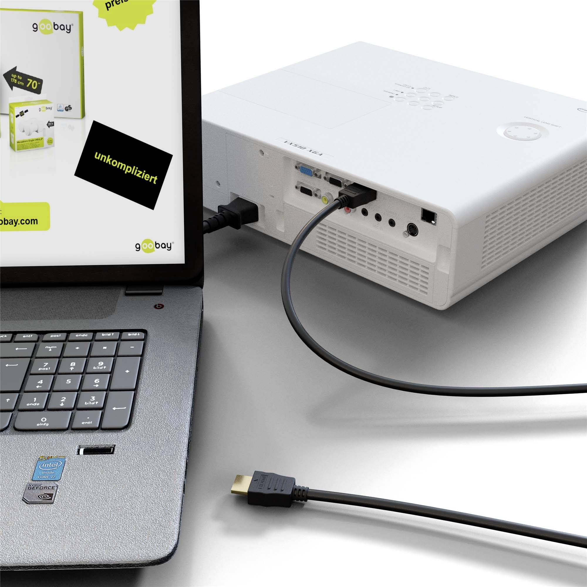 En laptop är ansluten till en projektor via en HDMI-kabel, Gebogatech-logotypen i bakgrunden, med fokus på snabb uppkoppling.