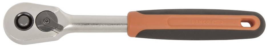 En silverfärgad spärrskaft med ett ergonomiskt, orange-svart handtag, lämplig för att dra åt och lossa skruvar.