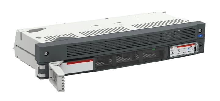 En silverfärgad och svart IT-enhet, sannolikt en server eller en hårdvarukomponent med ventilationsöppningar och utbytbara enheter.