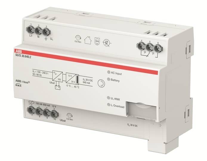 En vit KNX-systemapparat med flera anslutningar och märkningar för styrning av elektriska tillämpningar, tillverkad av ABB.