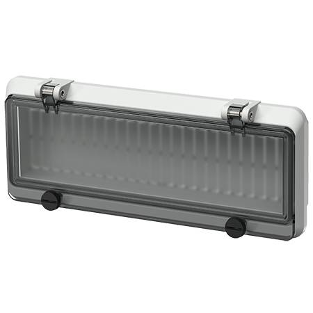 Rektangulär vit och grå plastlåda med transparent lock och två låsningar på ovansidan, monterad på väggen.