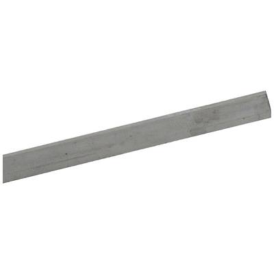 En längre, rektangulär metallbit som är placerad diagonalt i bilden, sannolikt en metallstång eller ett metallvinkel.