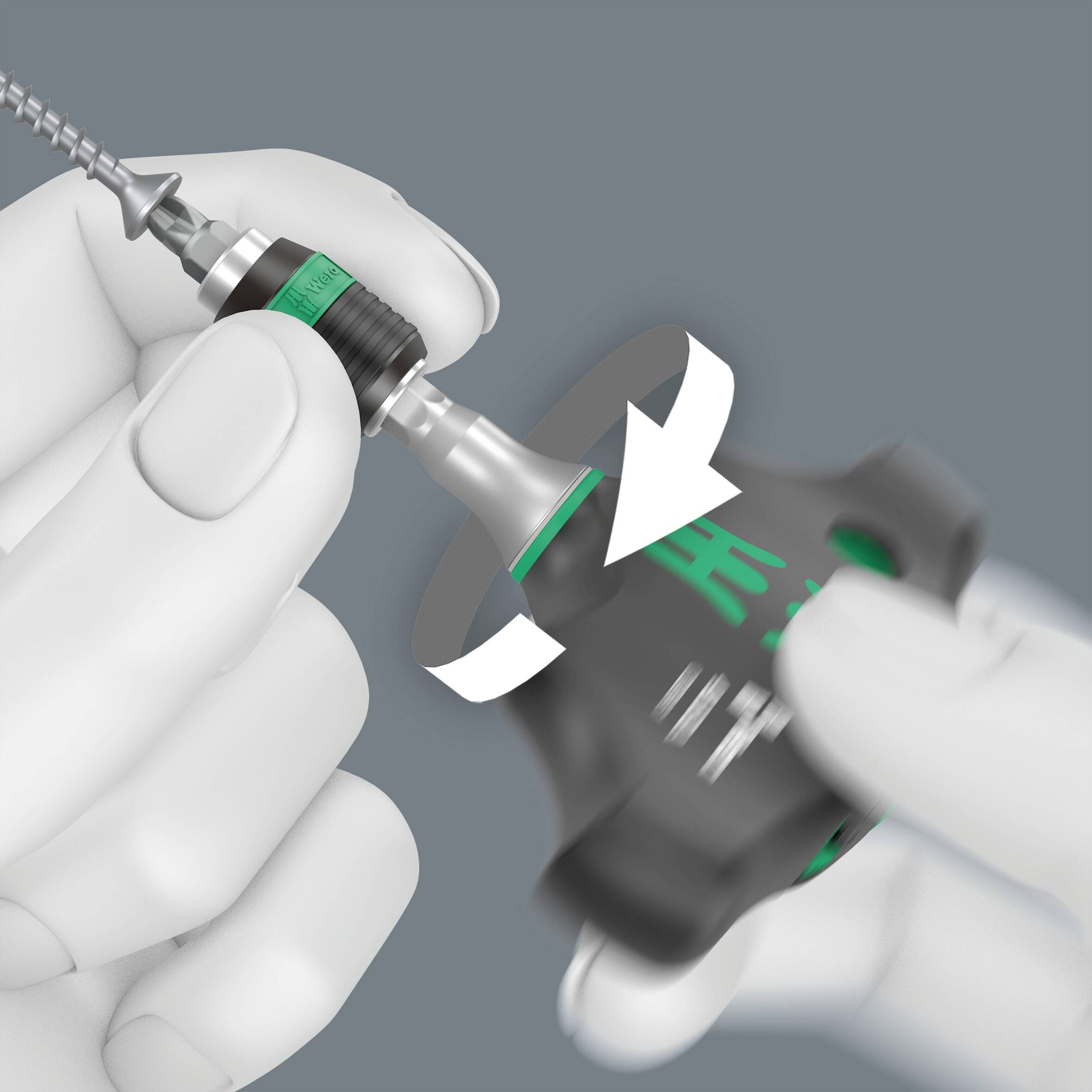 En hand håller ett medicinskt instrument som är monterat i en skruvmejsel för att fixera en skruv. En pil visar rotationsriktningen.