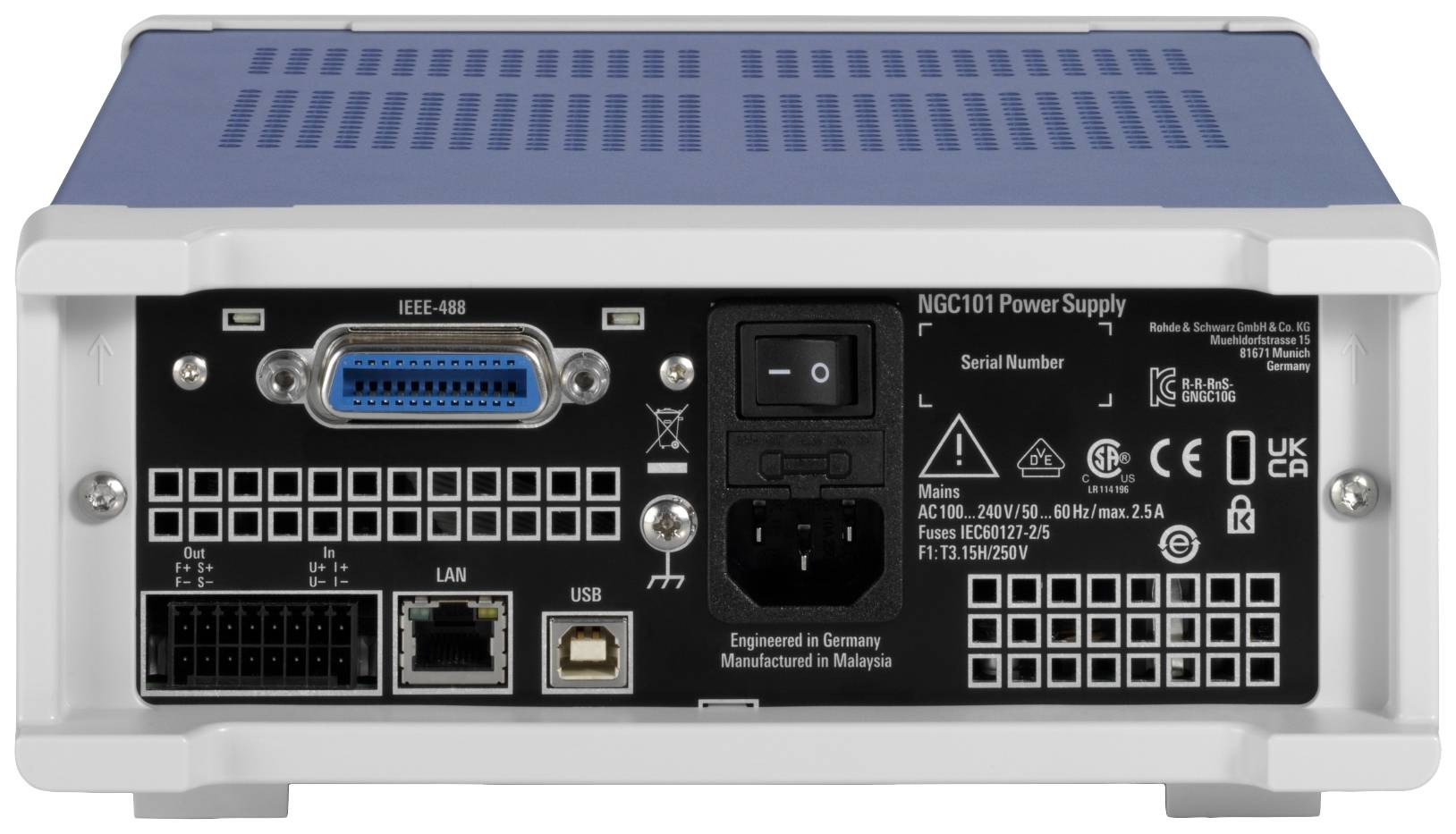 Baksidan av en nätdel med flera anslutningar, däribland LAN, IEEE-488 och USB. Inskription: 'Utvecklad i Tyskland'.