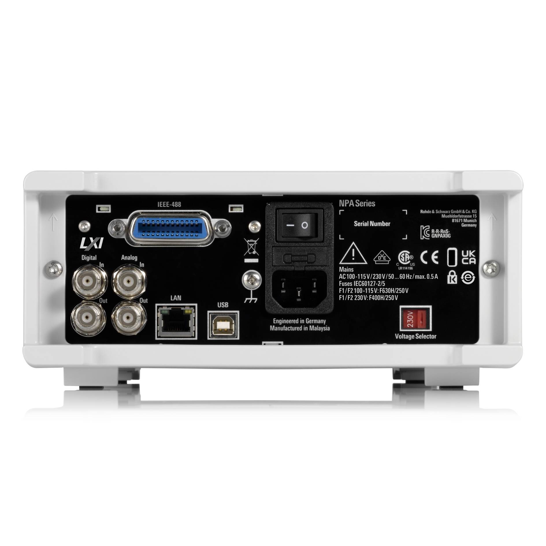 Baksidan av en enhet med olika anslutningar: IEEE-488, LAN, USB, Digital In och strömuttag. Serienummer synligt.