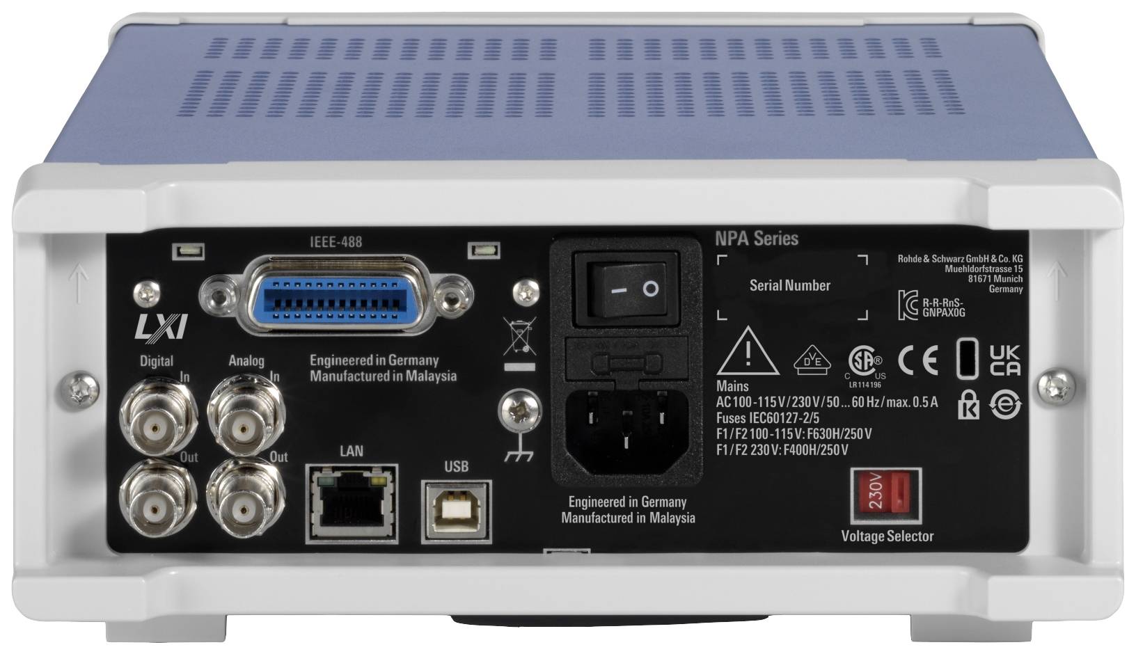 Elektronisk enhet sedd bakifrån, visar anslutningar: digital, analog, LAN, USB, strömuttag och spänningsväljare.