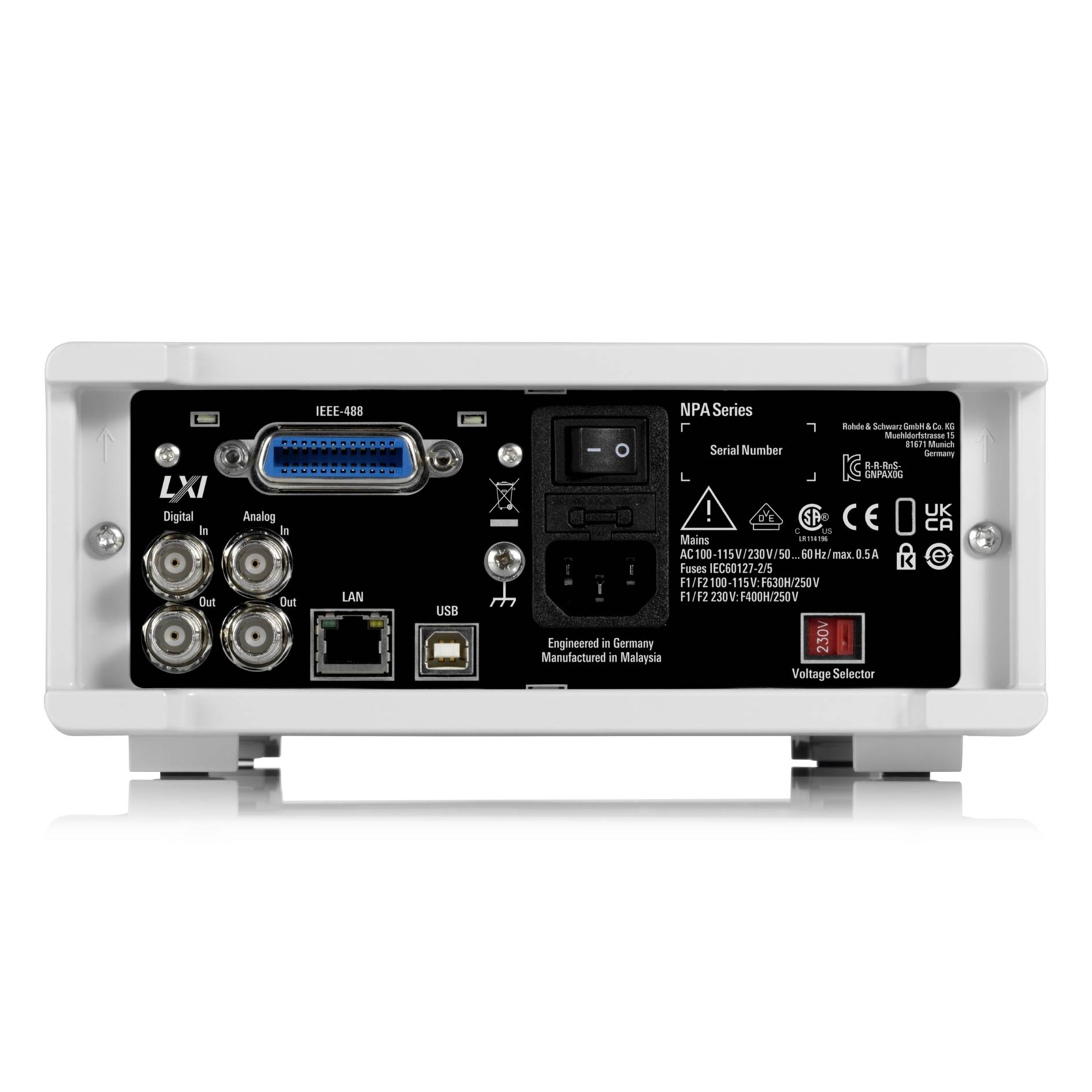 Baksidan av en elektronisk enhet med olika anslutningar, inklusive LAN, USB, digitala och analoga portar samt en strömkontakt.