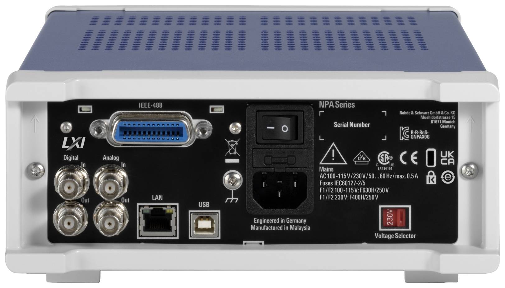 Bakifrån av en elektronisk enhet med anslutningar för IEEE-488, digitala och analoga, USB, LAN och strömuttag.