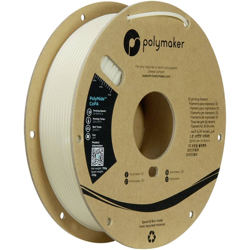 En spole 3D-printmaterial från Polymaker, beige färg, förpackad i återvunnen kartong. Varumärkets logotyp på förpackningen.
