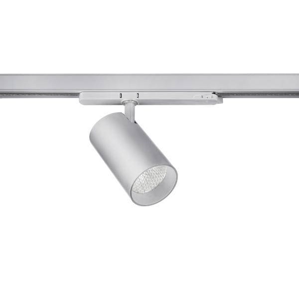 En svängbar, cylinderformad LED-spotlampa i silver, monterad på en skena. Lämplig för riktad belysning.