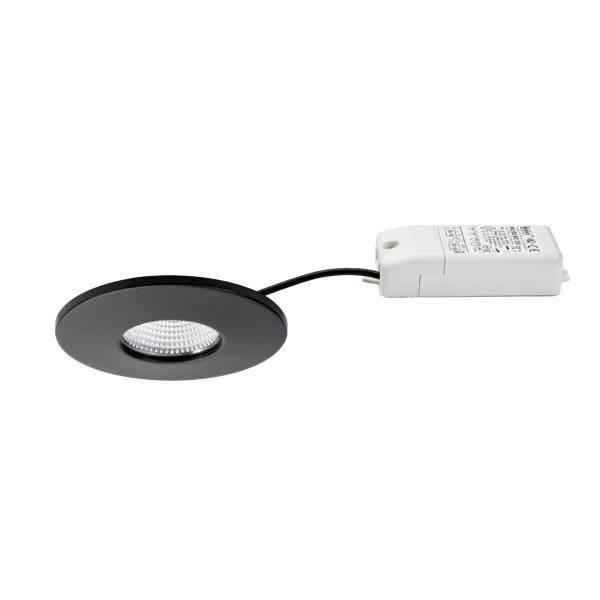 En svart LED-spotlight med en vit diffusor och en ansluten vit transformator. Idealisk för vägg- eller takmontering inomhus.