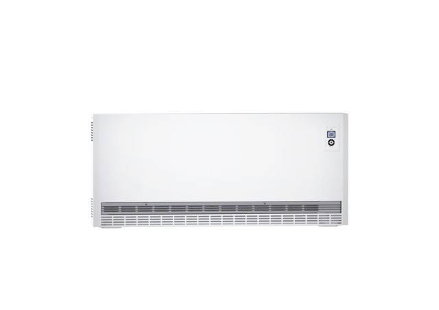 En vit radiator med ventilationsgaller nedtill, lämplig för väggmontering. Standarddesign för värmereglering i interiörer.