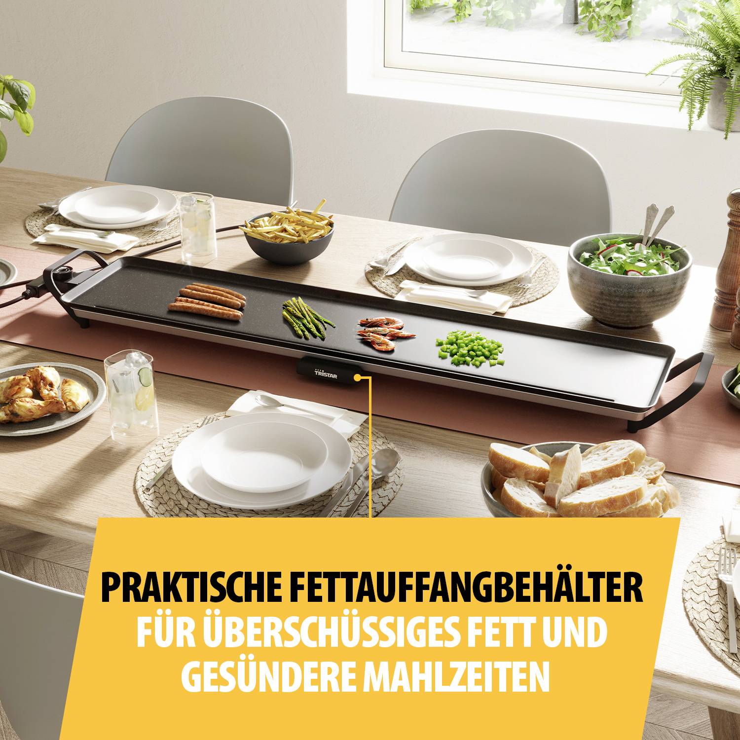 En lång grillplatta med grönsaker och bröd på ett bord. Text på bilden: 'Praktiska fettuppsamlingsbehållare för överskottsfett och nyttigare måltider'.